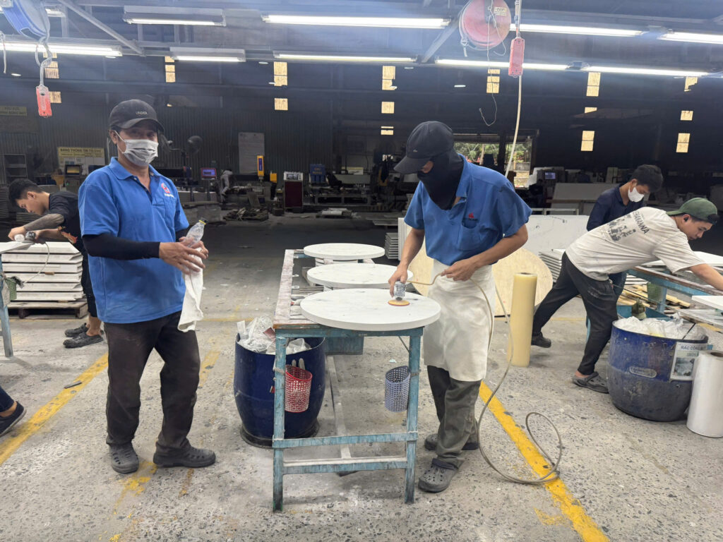 Công đoạn đánh bóng thủ công đá nung kết Vasta