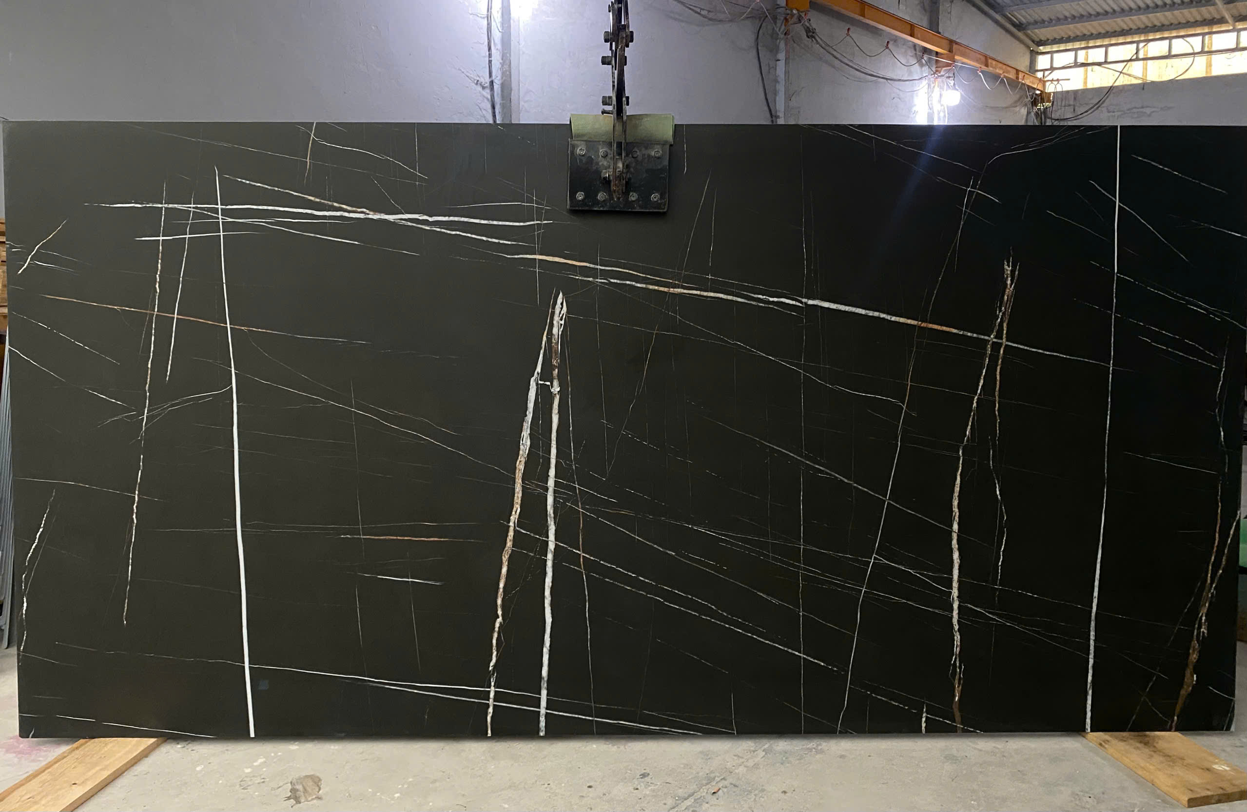 đá nung kết Sahara Noir Vasta màu đen vân vàng ánh kim dùng trong thiết kế nội thất cao cấp