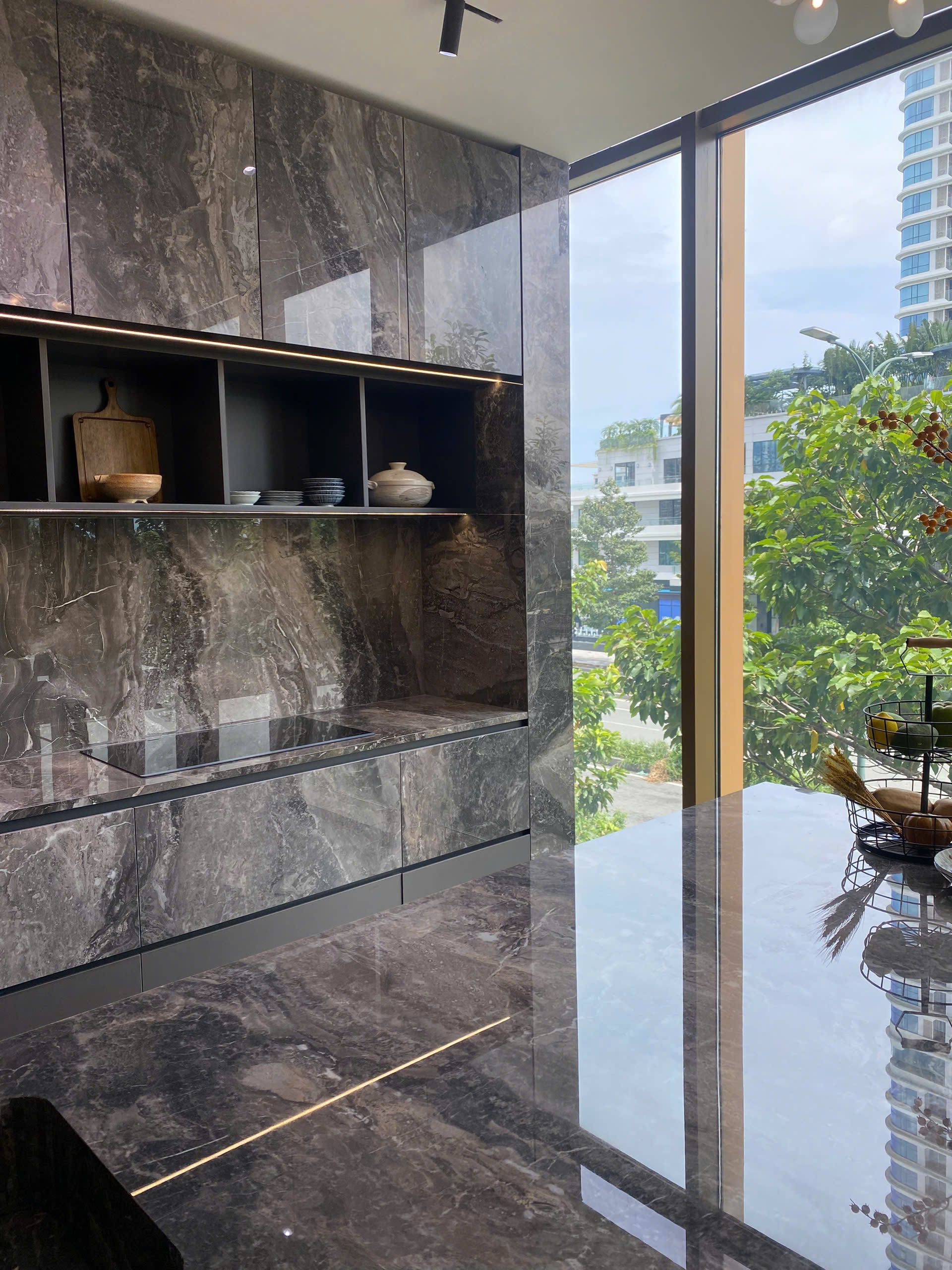 Mặt bếp ốp đá nung kết Orobico mang lại vẻ đẹp tinh tế và hiện đại