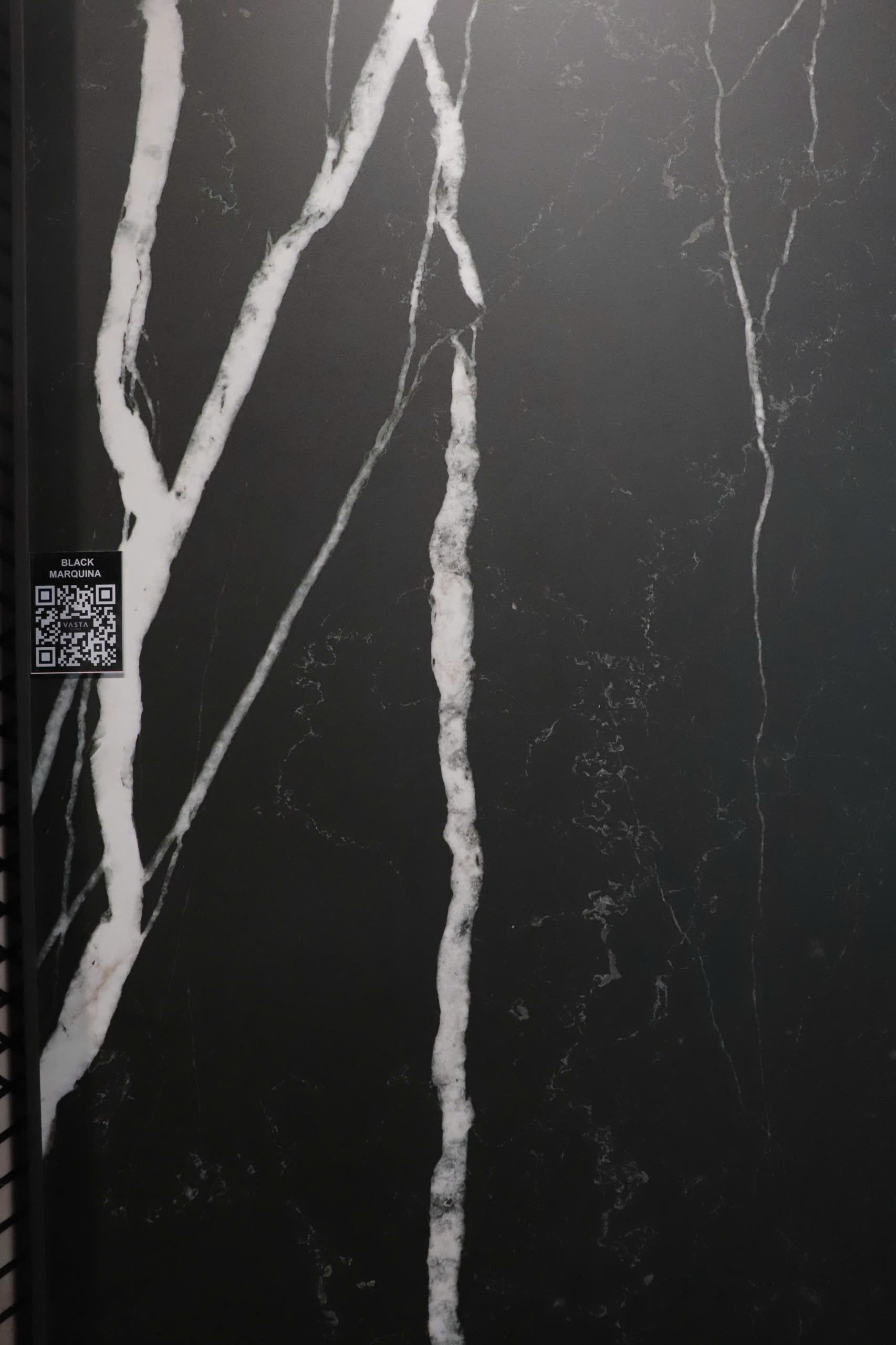 Đá nung kết Black Marquina nền đen vân trắng sang trọng