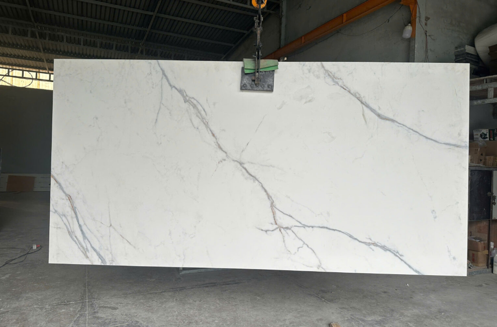 Đá nung kết Calacatta Royale với bề mặt bóng mịn, chống thấm nước