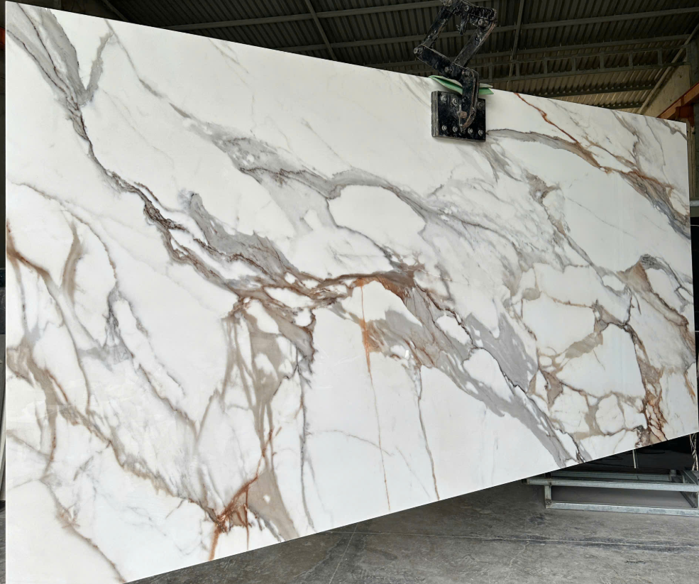 Bề mặt đá nung kết Calacatta Borghini cao cấp của Vasta